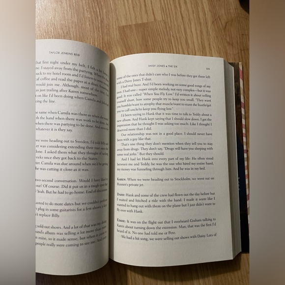 Daisy Jones & the Six Hardcover NEW book - Picture 3 of 5